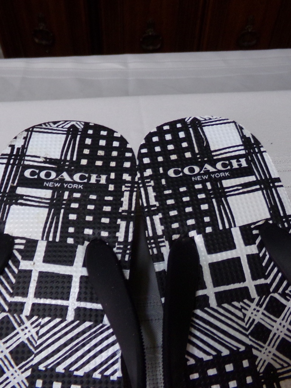 NWOB Coach New York Geometric Graphic Print Thong Bow Wedge Sandal Blk/Wh SzUS 7 - Picture 7 of 14